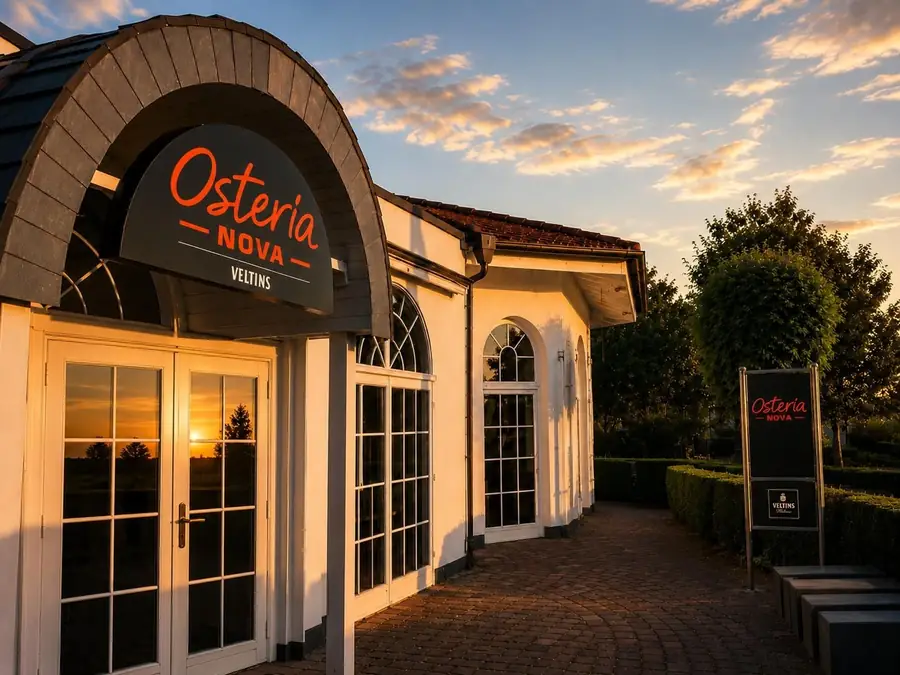 Abendlicher Weg zum Eingang der Osteria Nova