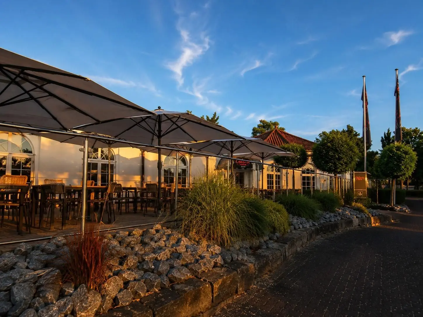 Die Osteria Nova am Abend — weißes Seehaus mit beleuchteter Fassade am Möhnesee