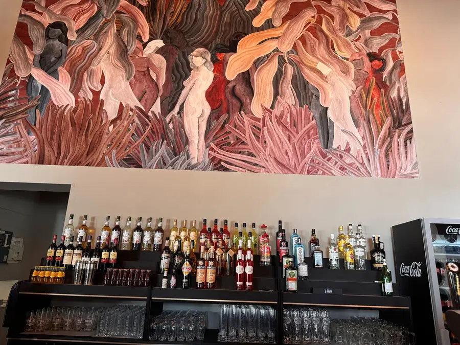 Bar der Osteria Nova mit warmem Licht am Abend