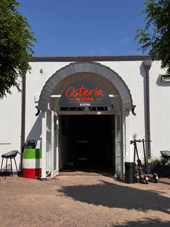 Eingang der Osteria Nova mit Torbogen
