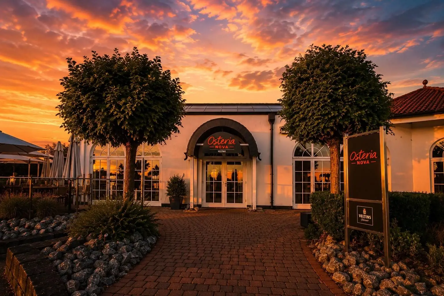 Osteria Nova am Abend — Eingang im goldenen Licht des Sonnenuntergangs am Möhnesee