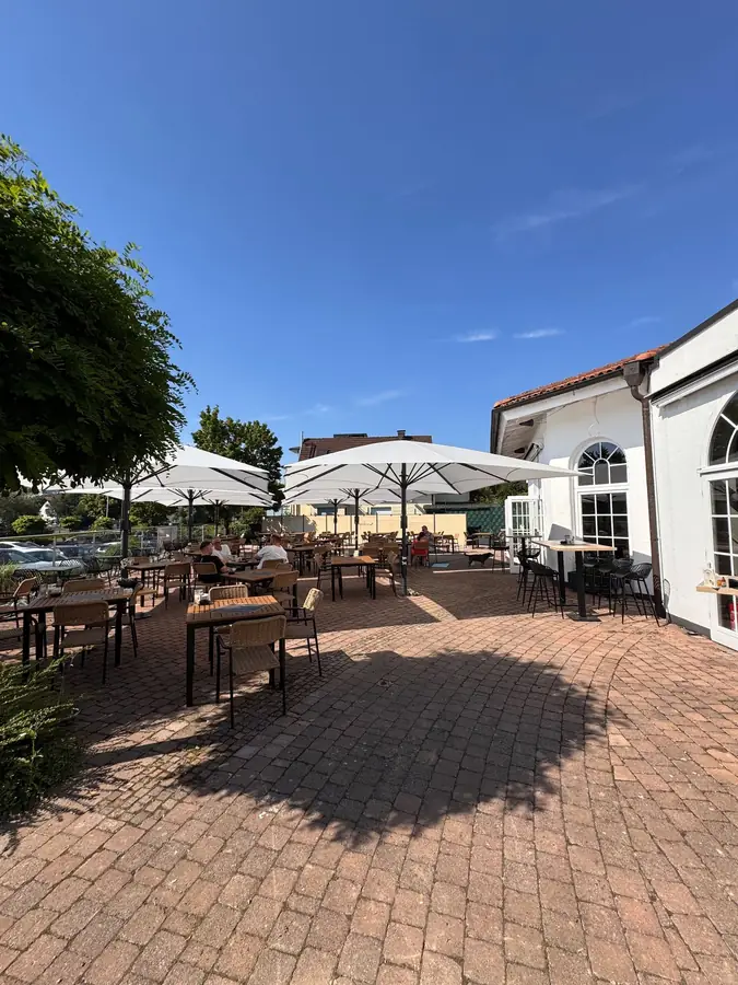 Sonniger Innenhof der Osteria Nova mit Platz für Familien