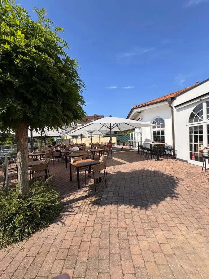 Sonniger Innenhof mit Terrassenplätzen
