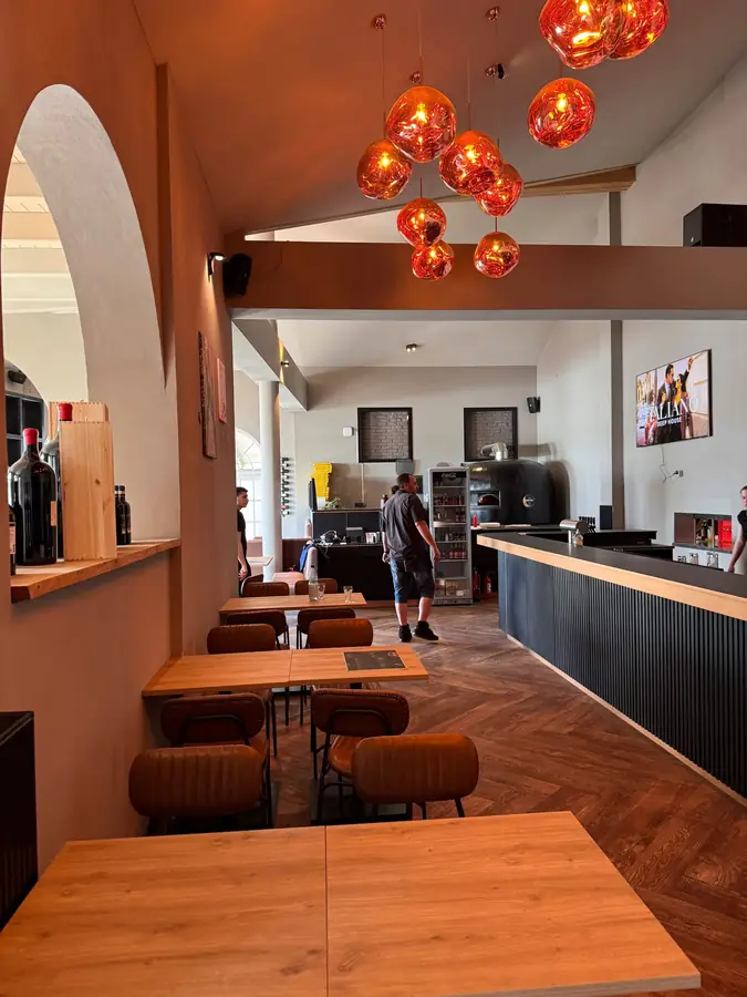 Stilvoller Innenraum der Osteria Nova mit Loungebereich