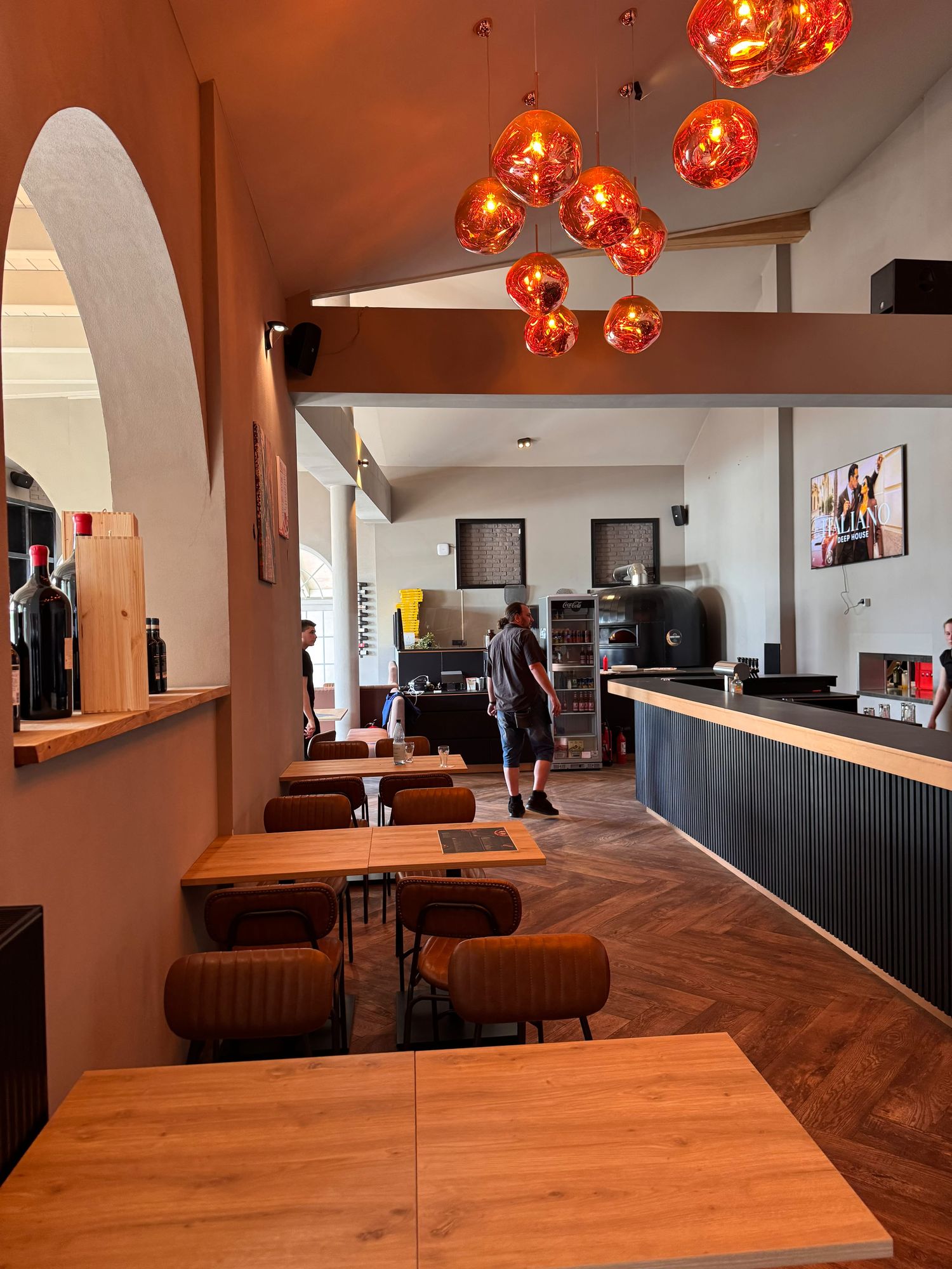 Stilvoller Innenraum der Osteria Nova mit Loungebereich