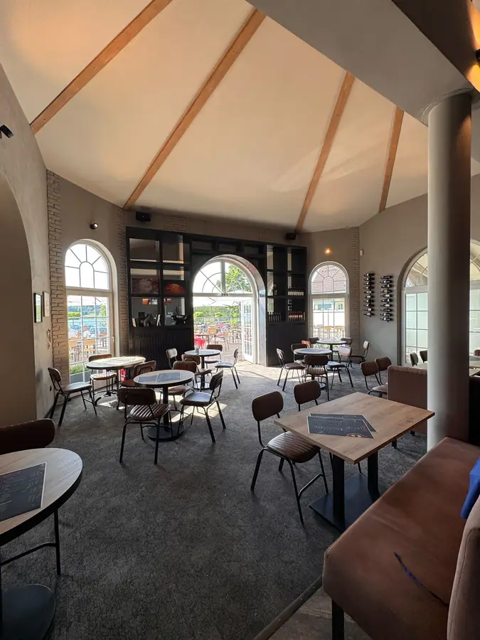 Gastraum der Osteria Nova mit Blick auf den Möhnesee
