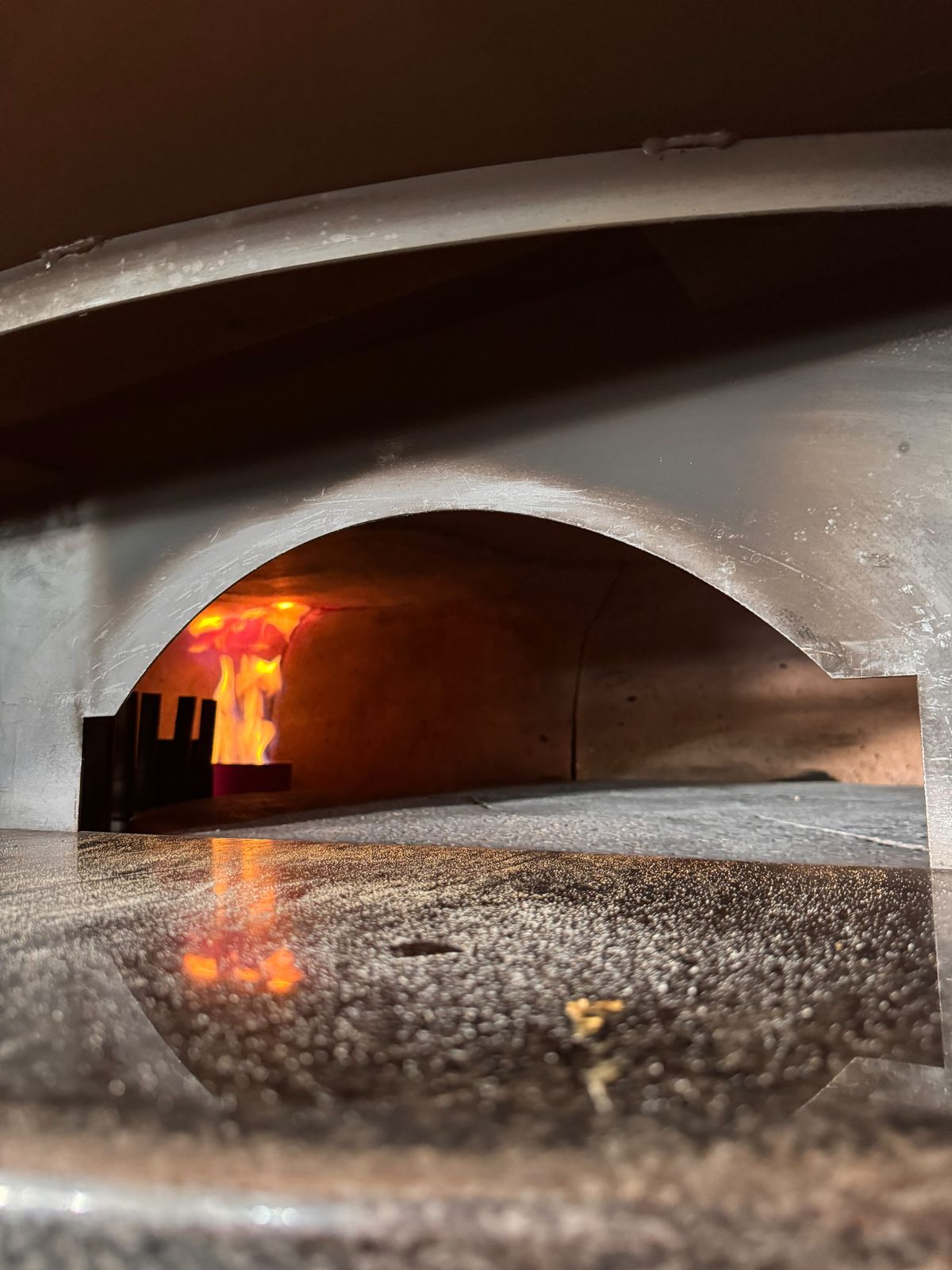 Feuer im Steinofen der Osteria Nova
