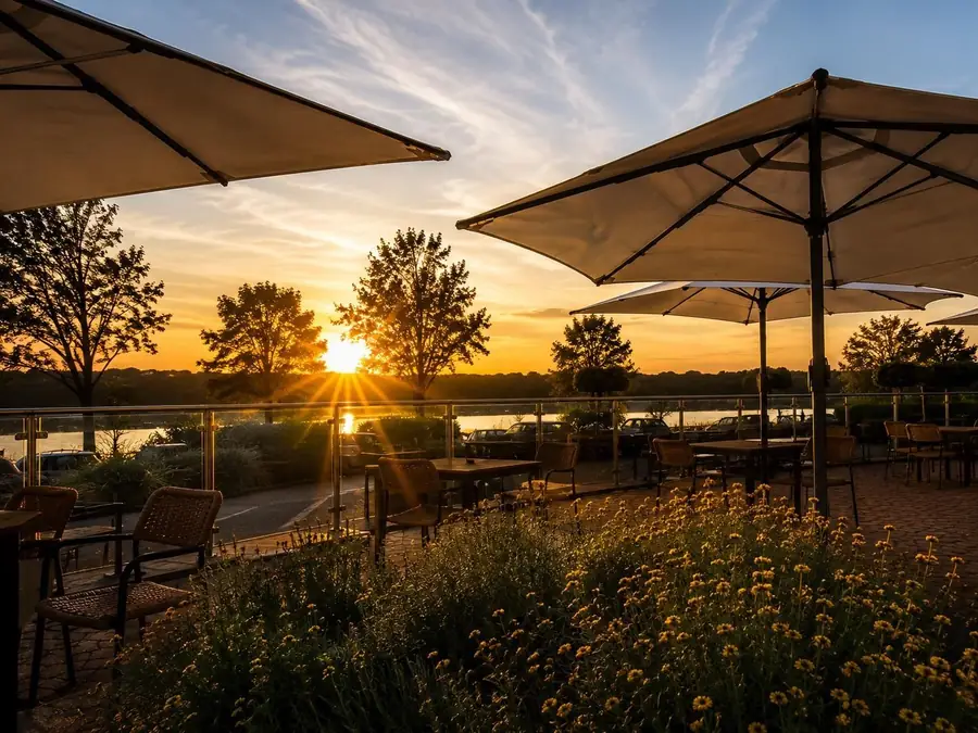 Sonnenuntergang über dem Möhnesee, gesehen von der Terrasse der Osteria Nova