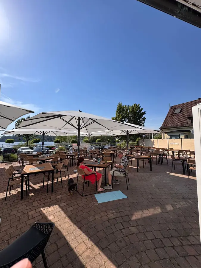 Gastraum der Osteria Nova mit Blick auf den Möhnesee