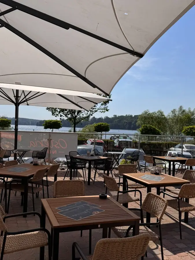 Terrasse der Osteria Nova mit Blick auf den Möhnesee